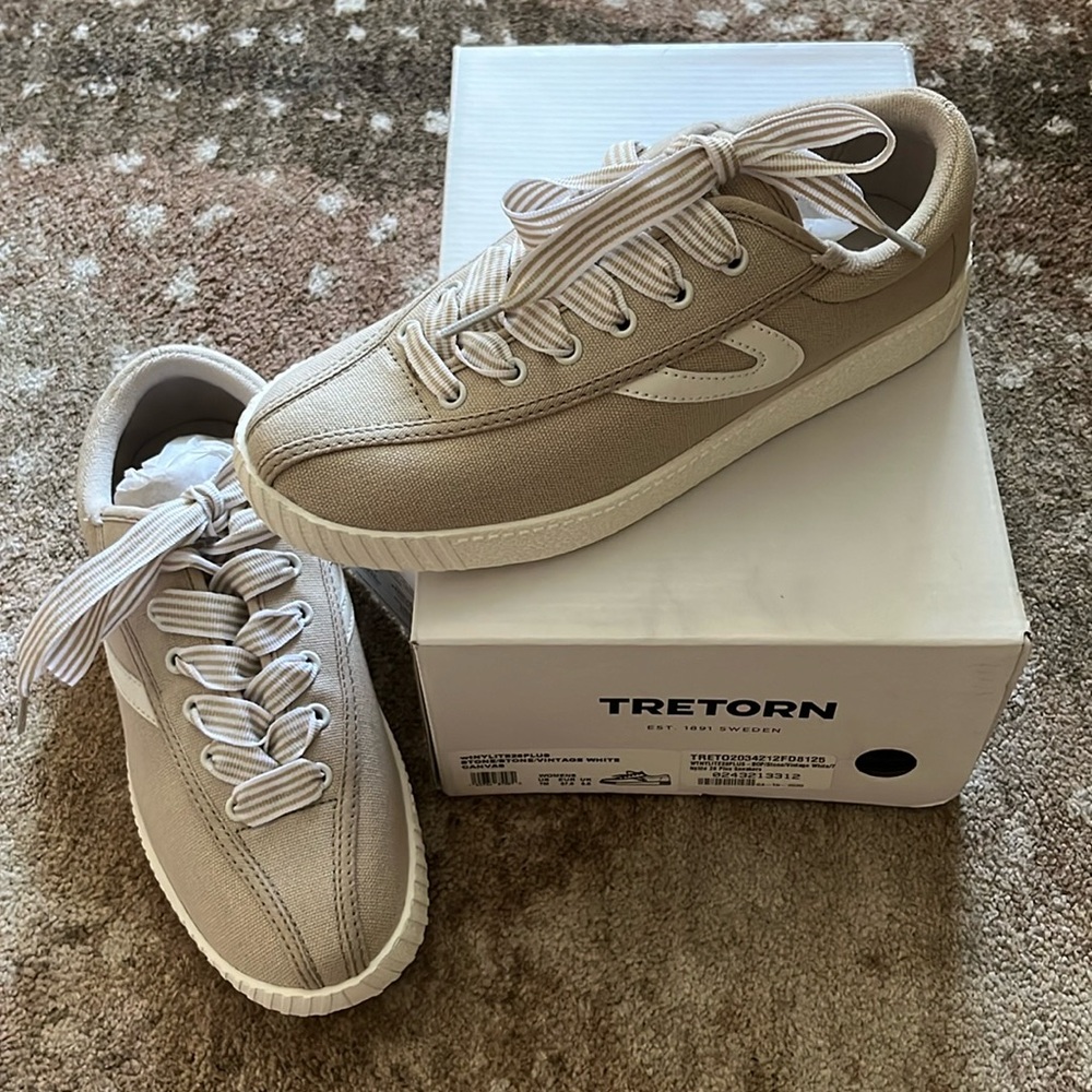 New in box Tretorn Nylite sneakers size 7 tan stone white canvas grosgain